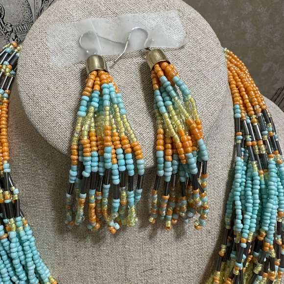 Multicolor beaded necklace with matching earrings - Picture 2 of 3